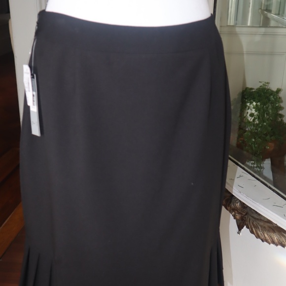 Beautiful black work skirt by Tahari A.S Levine - Picture 5 of 5